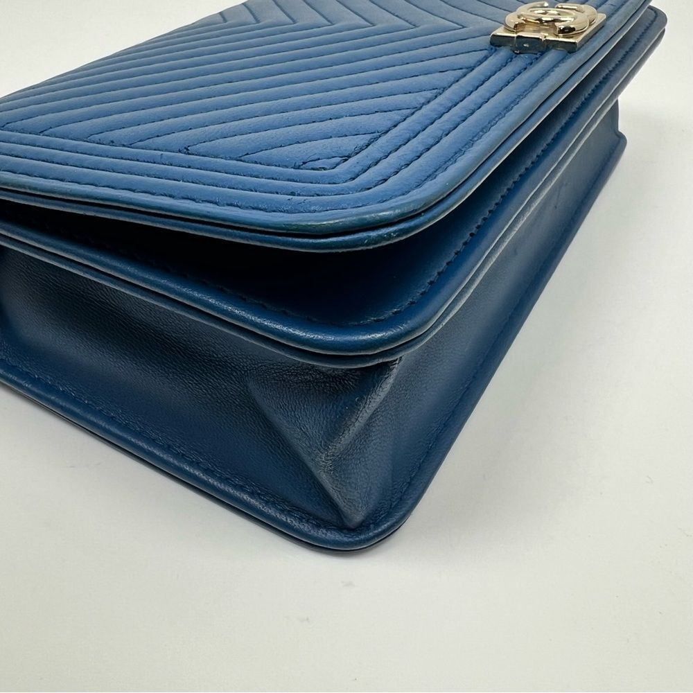 CHANEL Boy Chanel V-Stitched Lambskin Chain Wallet in Blue - Picture 5 of 12